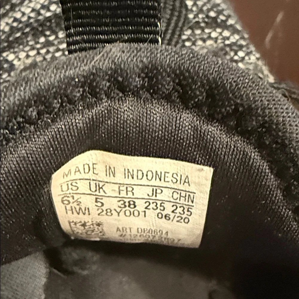 Adidas Women’s Black and White knit Sneakers Size 6 1/2 - Picture 5 of 5